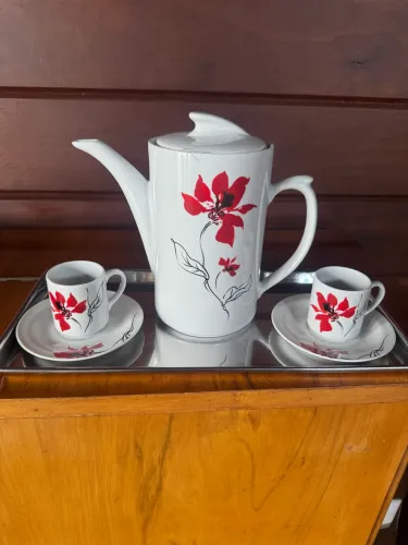 CONJUNTO NOVO C/2 XÍCARAS DE CAFÉ E 1 BULE PORCELANA POZZANI- A BANDEJA DE INOX É BRINDE