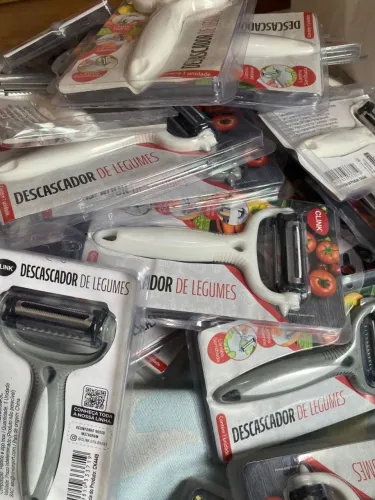 Caixa fechada - Descascador de legumes com Lâmina em Aço Inox 3 em 1 - 70 unidades