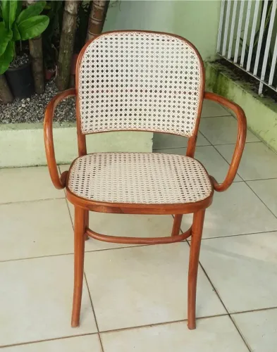 Cadeira de madeira com assento em tela