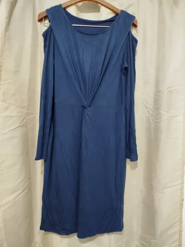 Vestido azul com detalhes no busto