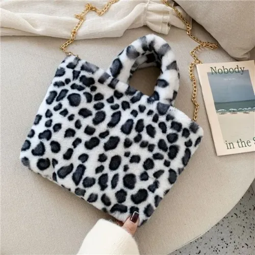 Bolsa de Pelúcia com Corrente Feminina Pakihi