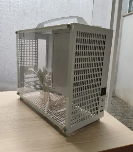 Gabinete Gamer compacto com fonte 600W tudo branco