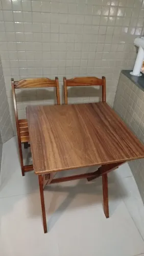 Conjunto mesa e 2 cadeiras de madeira