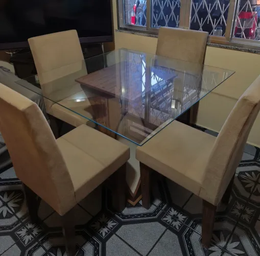 Vendo mesa e cadeiras
