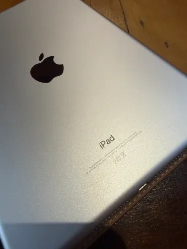 iPad 6th geração 128Gb Wi-Fi em perfeito estado, sem qualquer marca de uso. Impecável.