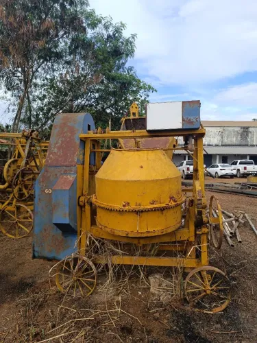 Betoneira Menegotti 600 lts com caçamba