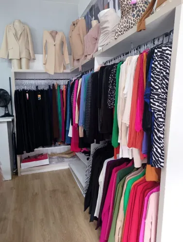 Estoque de 1400 peças de boutique novas, ótimas peças com preços incríveis.