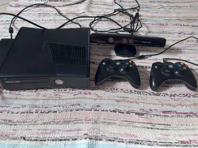X-box 360 com Kinect e jogos de brinde.