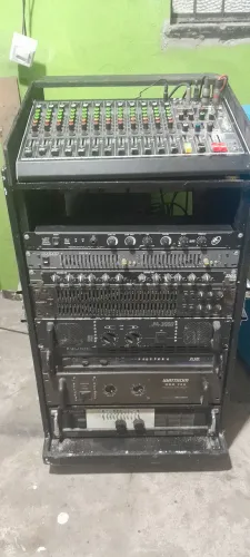 Vendo um som mecânico completo valor 6000.000 reais telefone para contato * fa