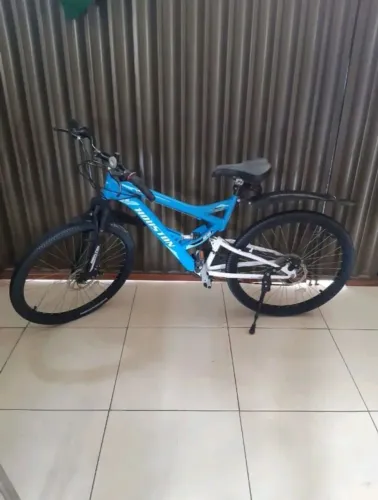 Mountain bike, aro 26, freio a disco e 21 possibilidades de combinações de marcha.