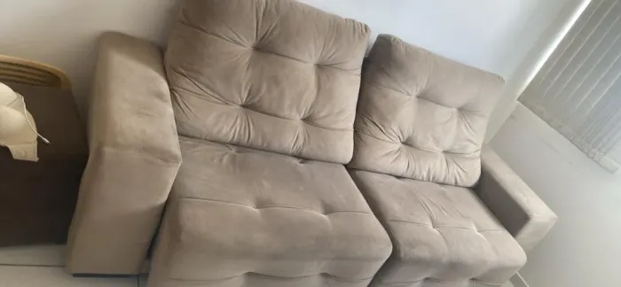 Sofá  pra vender  está precisando de uma lavagem 