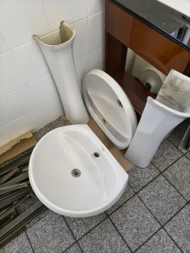 2 Pias e 2 colunas para banheiro!