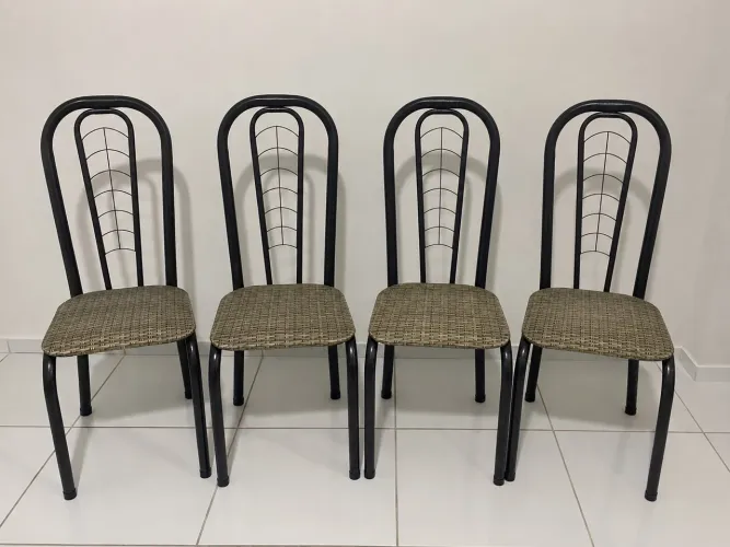 Conjunto de cadeiras de ferro