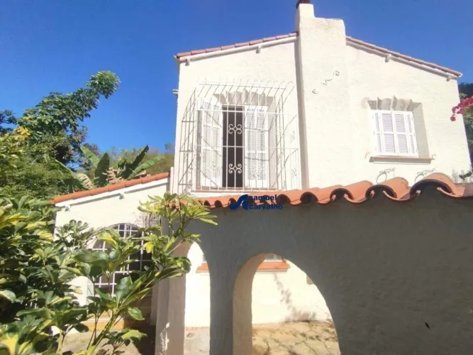 Sobrado 04 dormitórios 02 suítes 300 m2 de área cpomnstruída 400 m2 de árewa de terreno