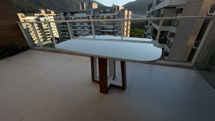 Mesa de jantar retangular linda e novinha!