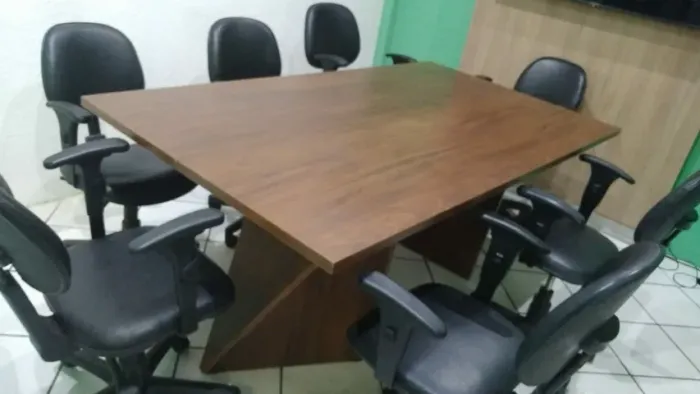 Mesa com 6 Cadeira Executiva Back System Lisa com Braços reguláveis Cor Preta