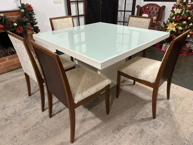 Mesa de Jantar Branca Quadrada de Madeira e 5 cadeiras que posso vender separadamente