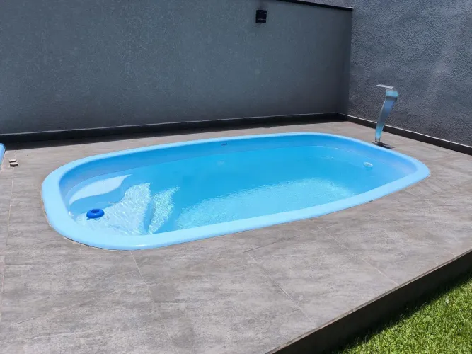 Linda Casa Nova com Piscina e Pé Direito Duplo Alto Padrão!