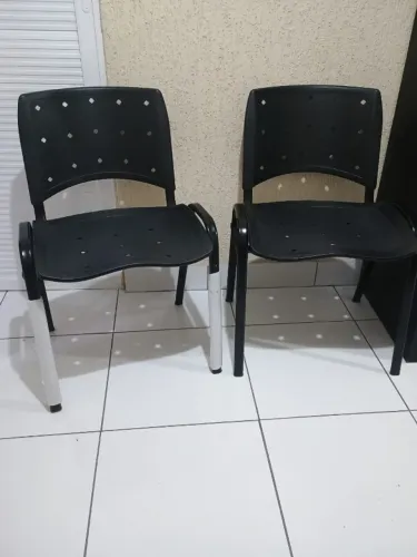 Vendo duas cadeiras seminovas, ideal para escritórios, consultórios, igrejas, etc..