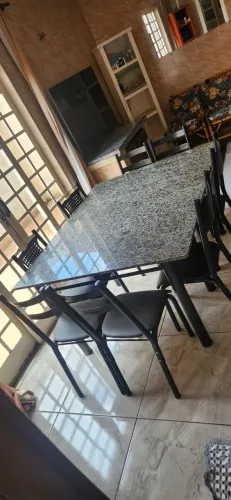 2 Mesa de mármore com 4 cadeiras