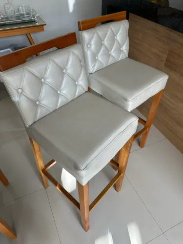 Banquetas de madeira com courino 