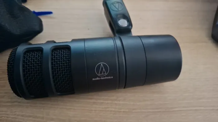 Microfone Audio-Technica AT2040 Dinâmico XLR - Estado de Novo