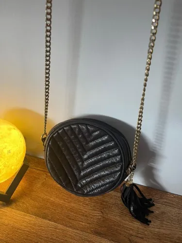 BOLSA REDONDA COM ALÇA DOURADA