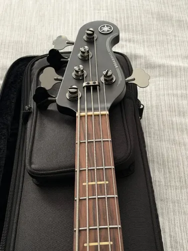 Baixo Yamaha 735a - com case original - único dono