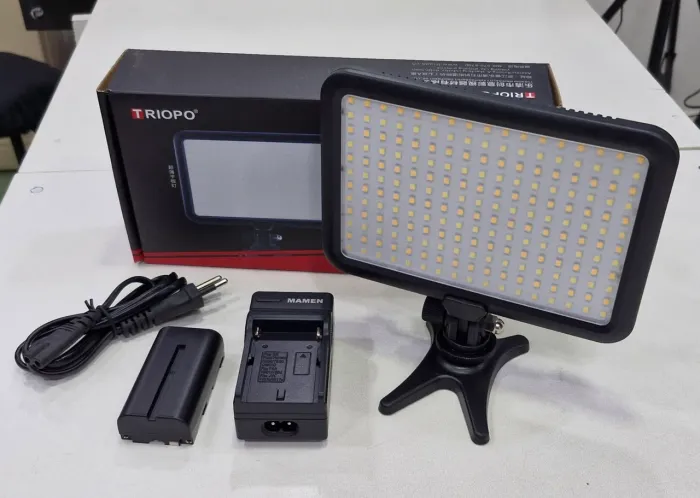 Iluminador LED Triopo TTV-204 com Bateria e Carregador 