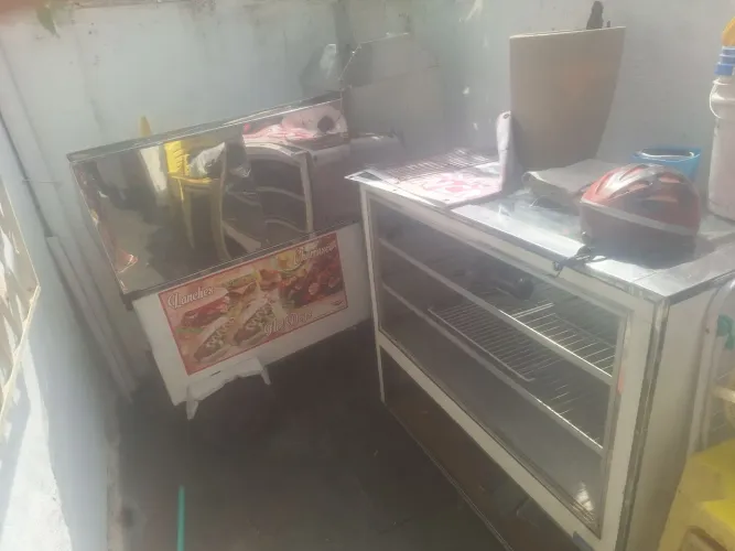 Carrinho de lanches e um balcão. Pra sair rápido desocupando espaço
