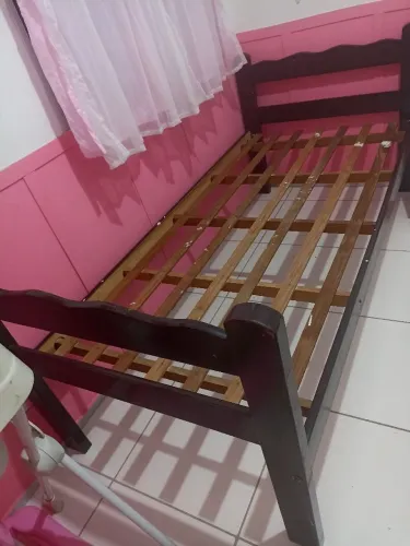 Cama solteiro de madeira