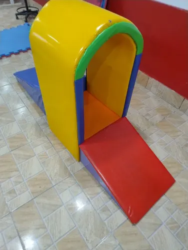 Túnel espumando para playground 