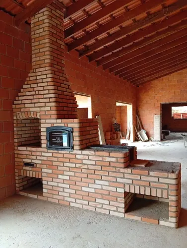 Churrasqueira forno e fogão em tijolo aparente 
