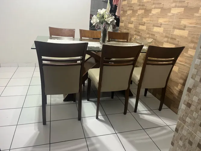 Mesa de 6 cadeiras em perfeito estado ,madeira
