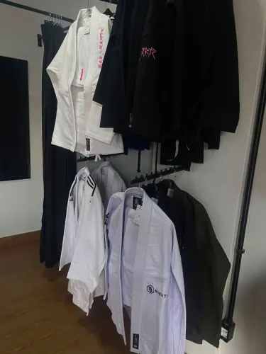 Loja de Jiu-Jitsu e Judô, kimonos e artes marciais.