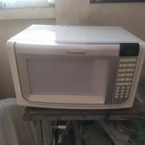 Micro-ondas Electrolux 31 litros 127V muito bem conservado, funcionando