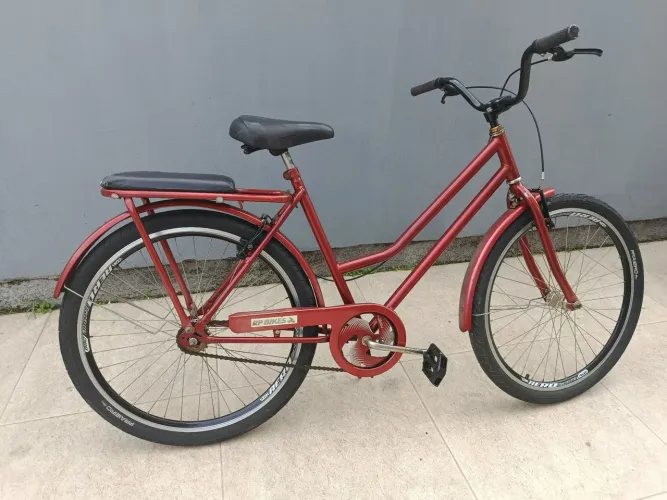 Bicicleta aro 26 com pneu praieiro