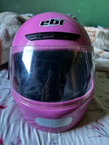 Capacete rosa básico com marcas de uso