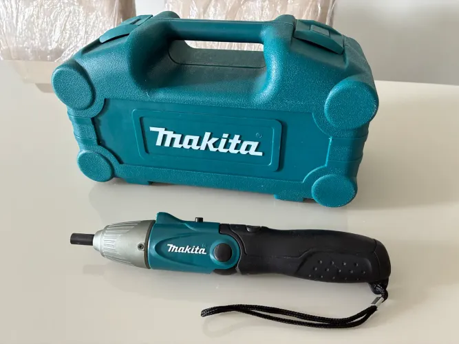 Kit Parafusadeira Dobrável 4,8V 220V MAKITA 6723DW SEMINOVA