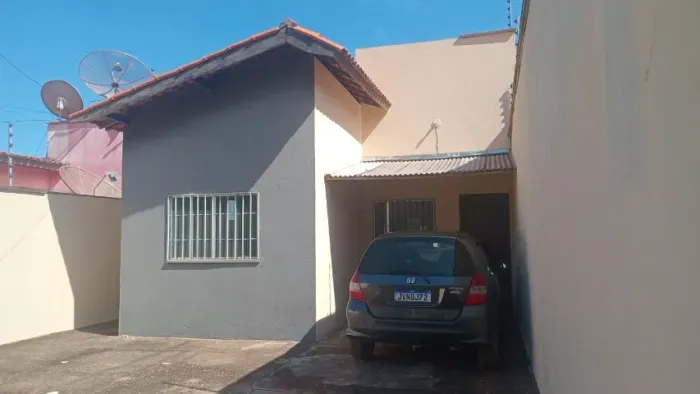 Casa com 3 quartos, sala cozinha, banheiro e garagem
