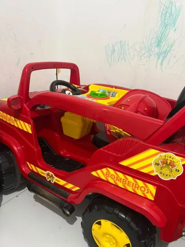 Carrinho de bombeiro com capacete e tudo