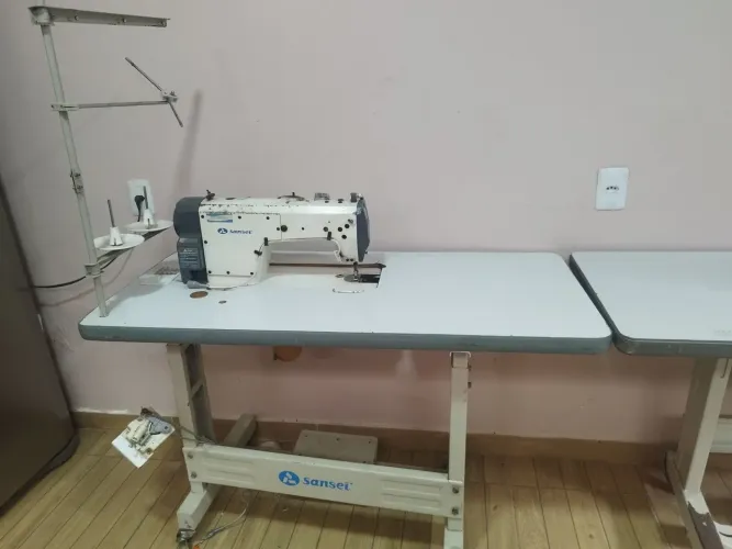 Máquina de costura industrial reta da marca Sansei