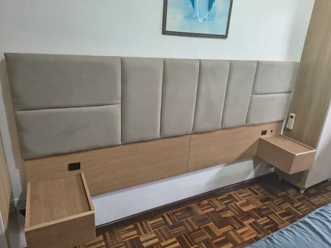 Cabeceira para cama Queen/Casal, acolchoado e possui dois gaveteiros em MDF
