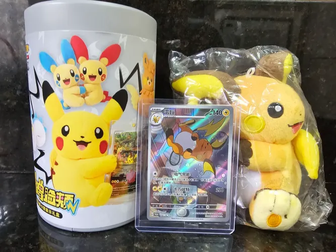 Carta Pokémon Raichu, Pelúcia e Toploader (M)
