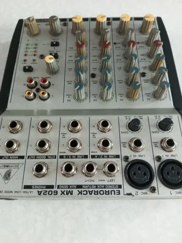 Mesa de som Behringer