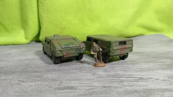 BLINDADOS DE COMBATE ESC. 1/72 DUAS UNIDADES E UMA FIGURA .