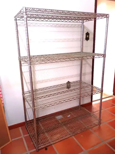 ESTANTE ORGANIZADORA, COM PRATELEIRAS DO TIPO COMERCIAL ARAMADA. 