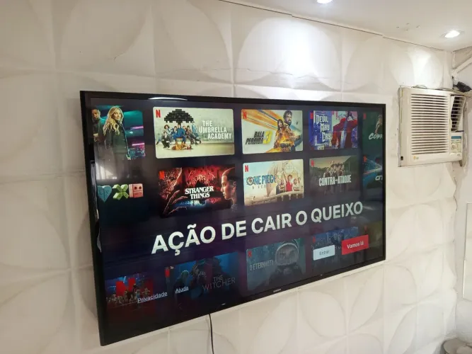 Vendo TV Samsung smart 48 polegadas com pequeno detalhe