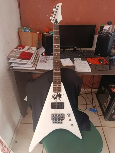 Guitarra fly V