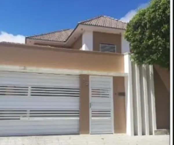 Casa em Solânea com 04 quartos, sendo 02 suítes e ótima localização.